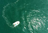 photo aérienne canot pneumatique tender rubber en mer